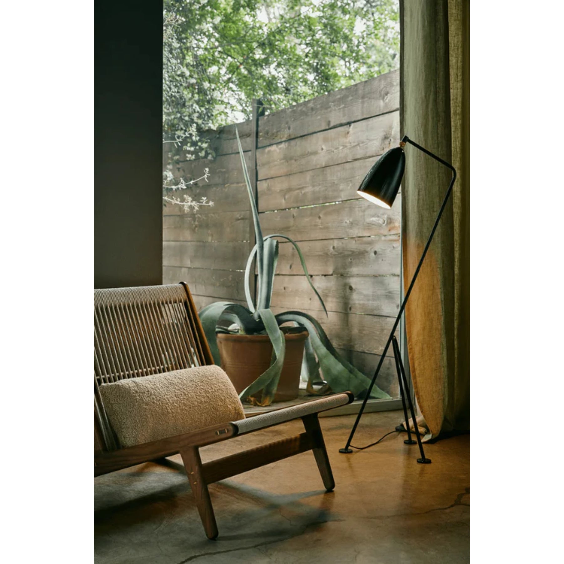 Lonnaes Floor Lamp