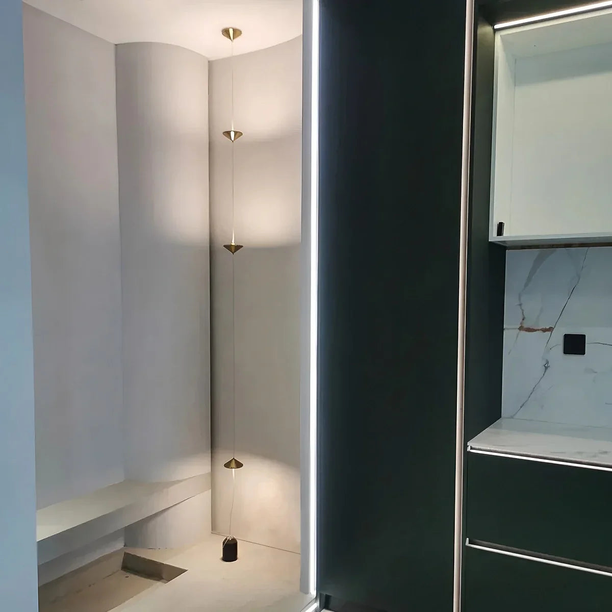 Oziller Floor to Ceiling Light