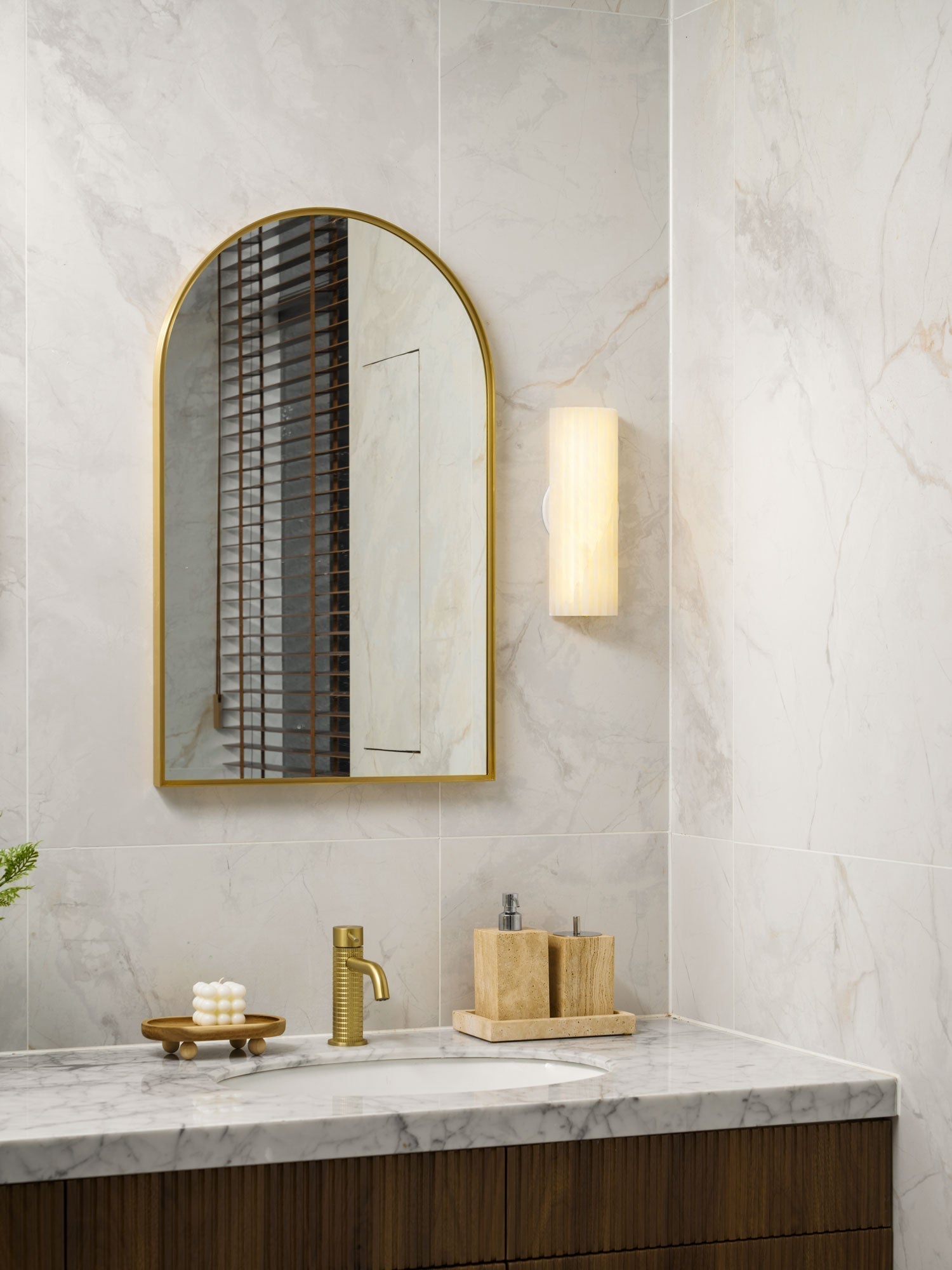 Quinon Wall Light