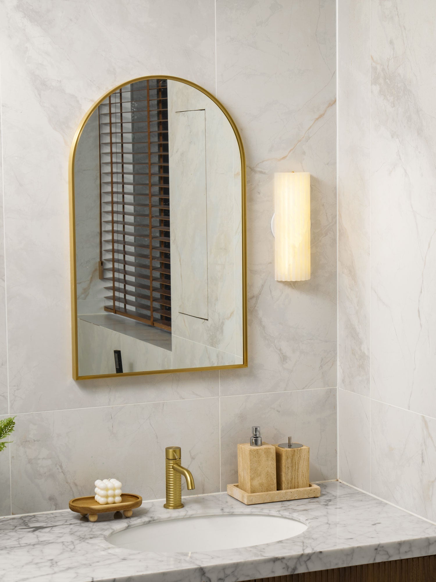 Quinon Wall Light