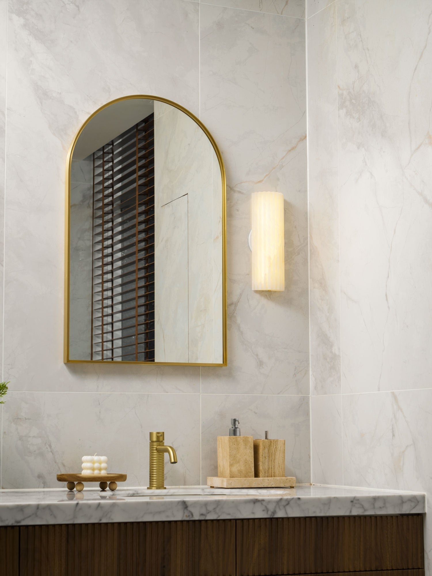 Quinon Wall Light