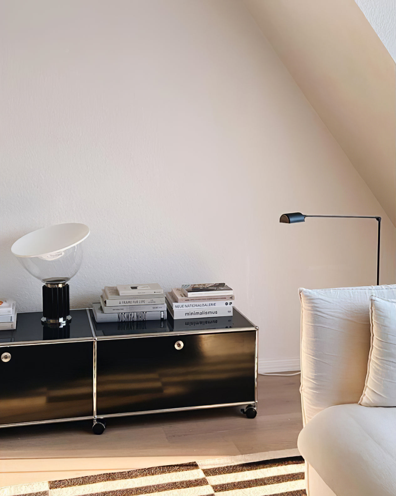 Reneyo Adjustable Floor Lamp