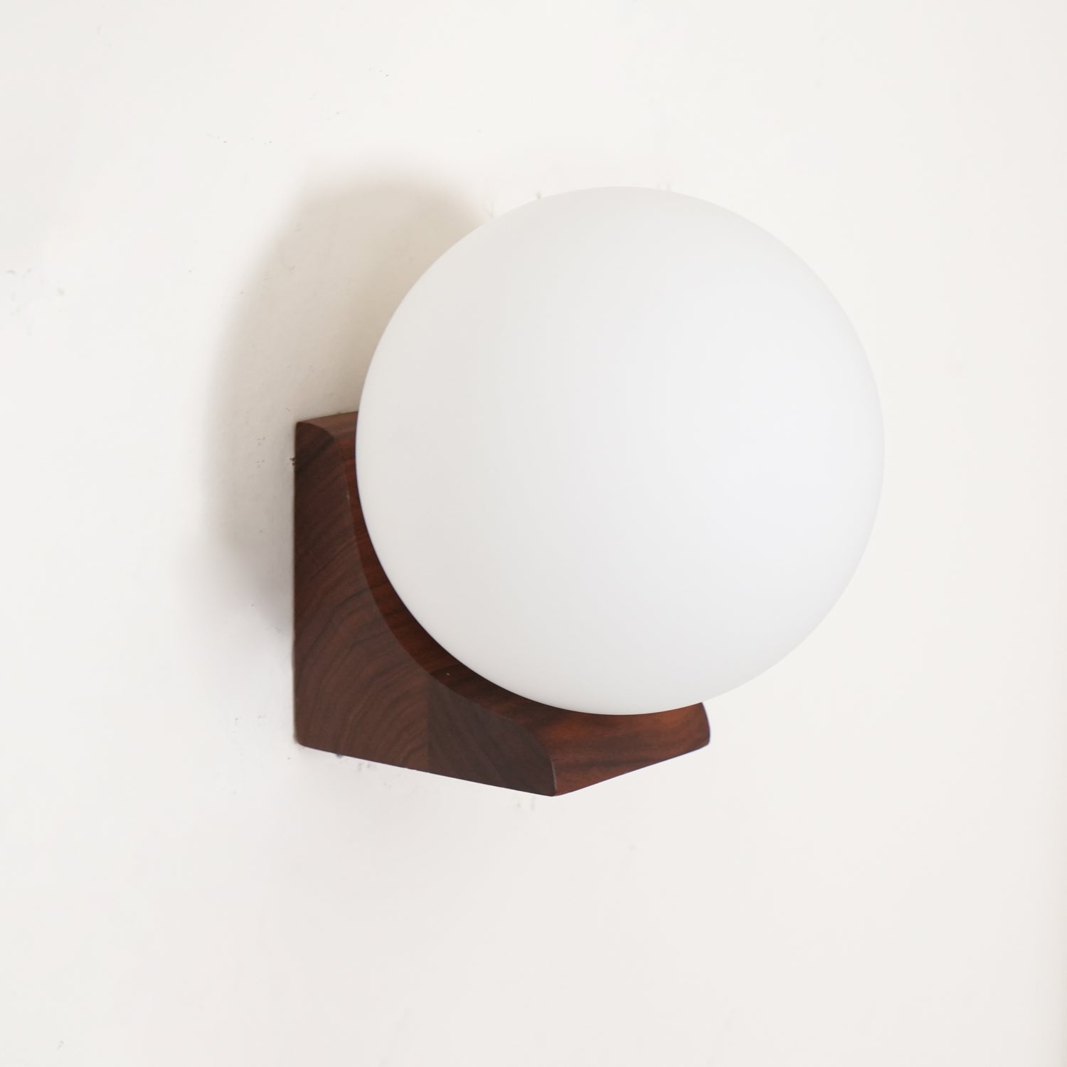 Lyso Orb Wall Light