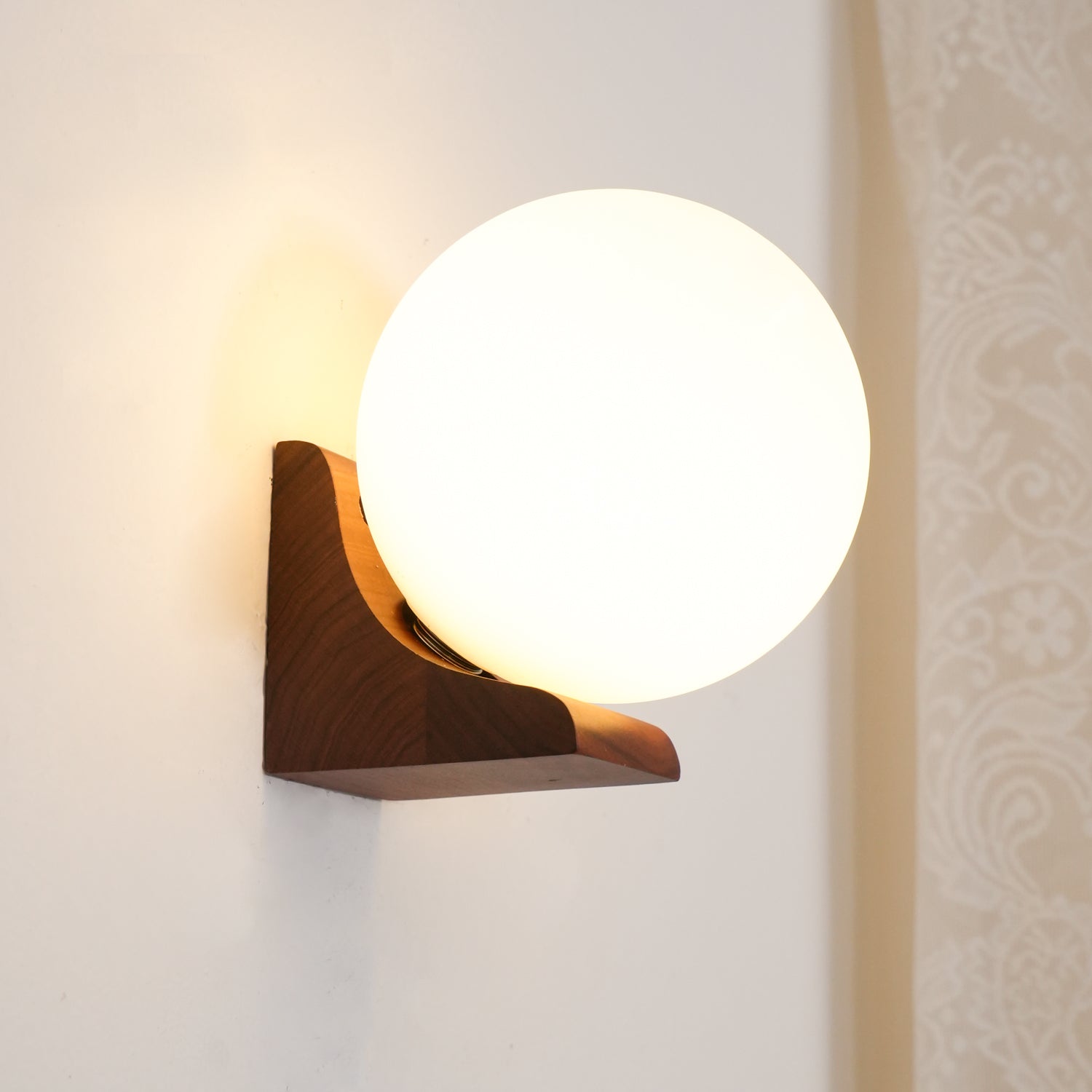 Lyso Orb Wall Light
