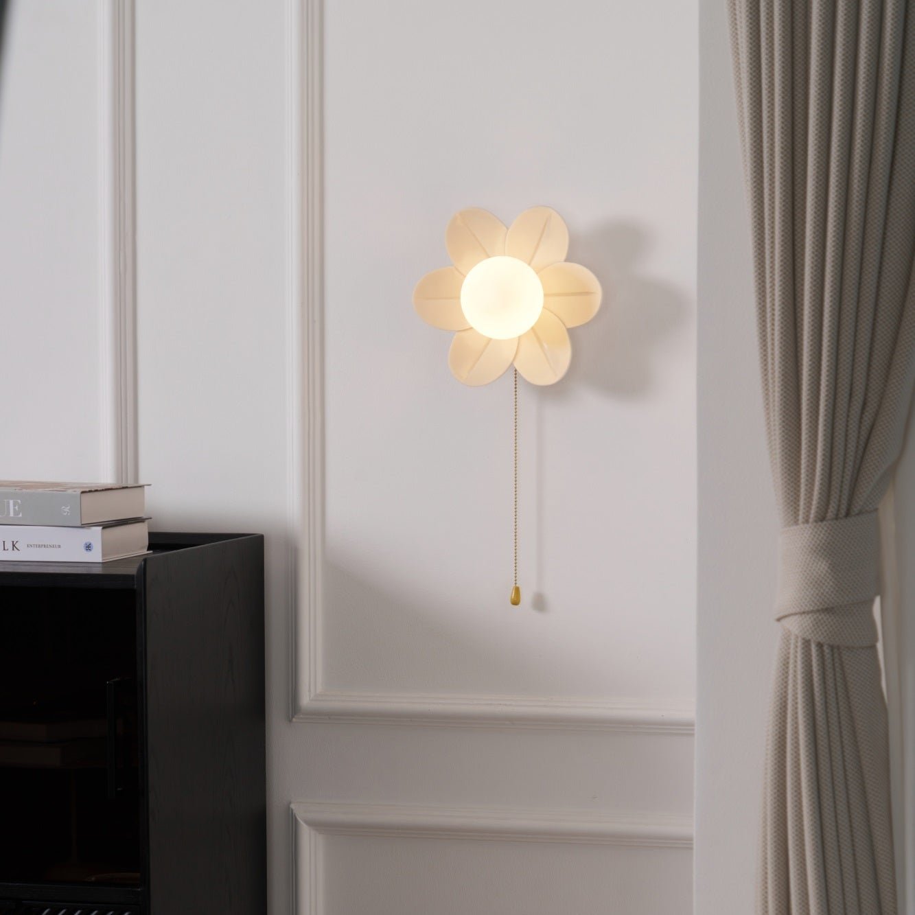 Lyn Flower-Shaped Wall Light