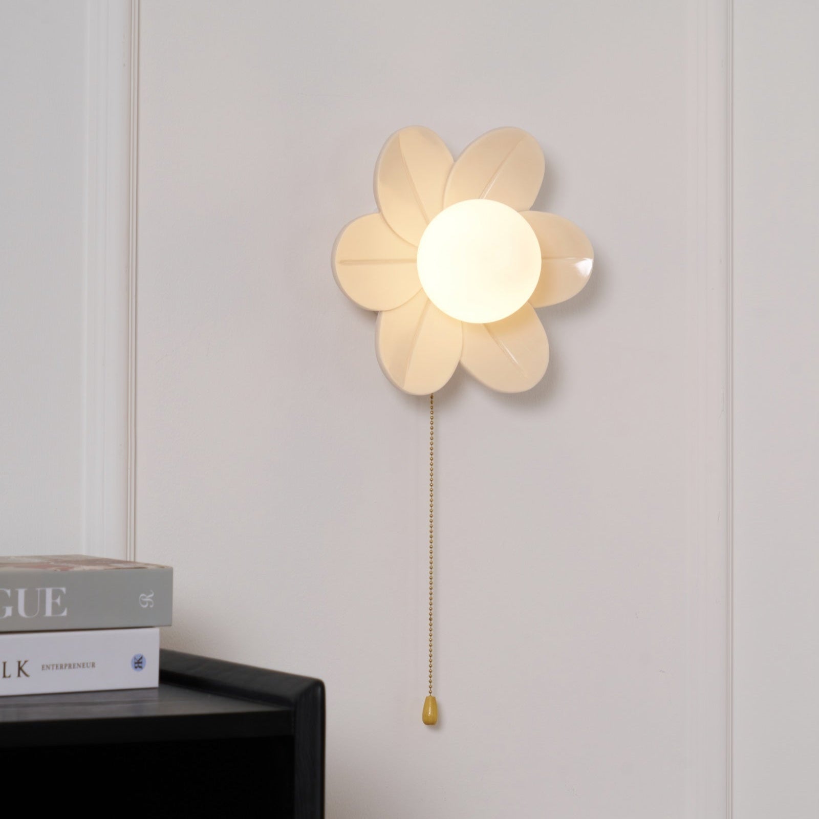 Lyn Flower-Shaped Wall Light