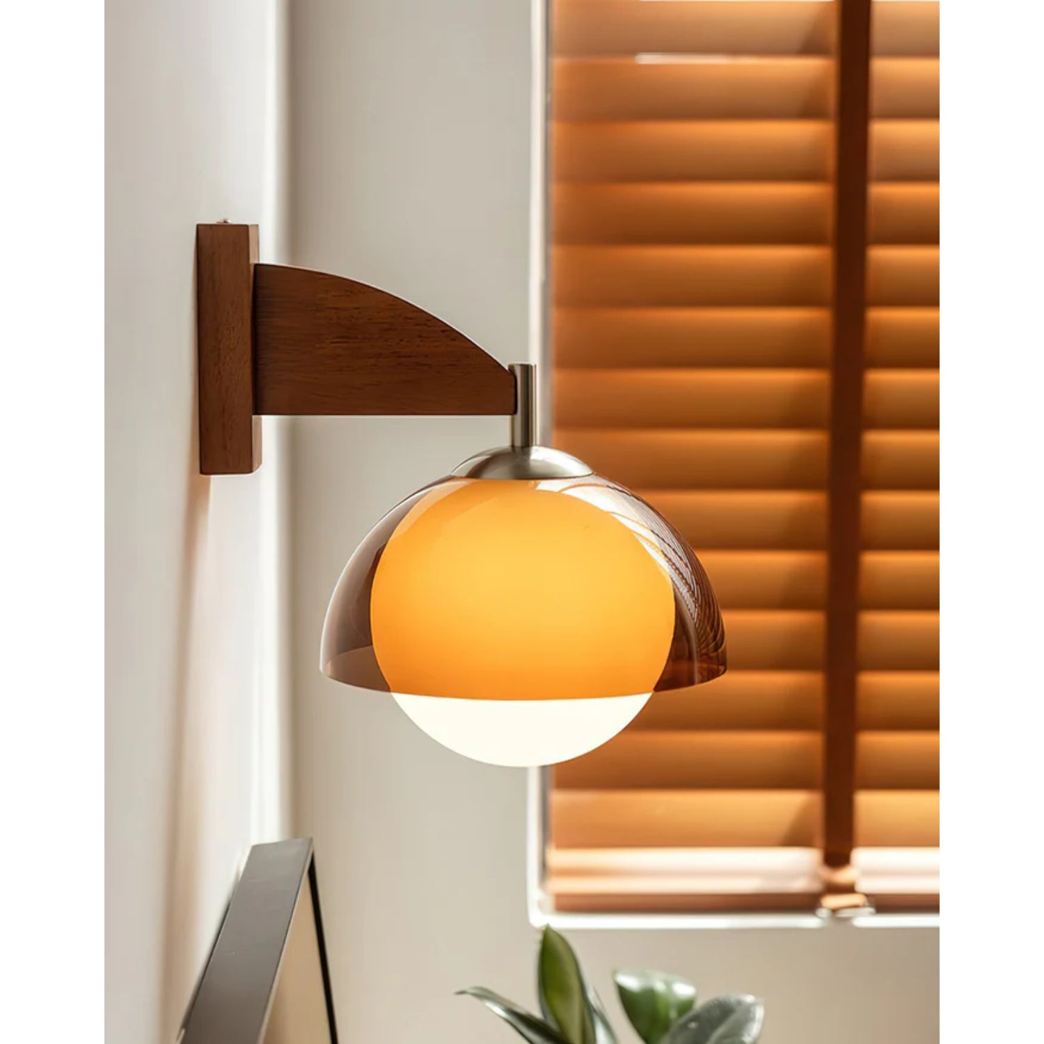 Letova Wall Light