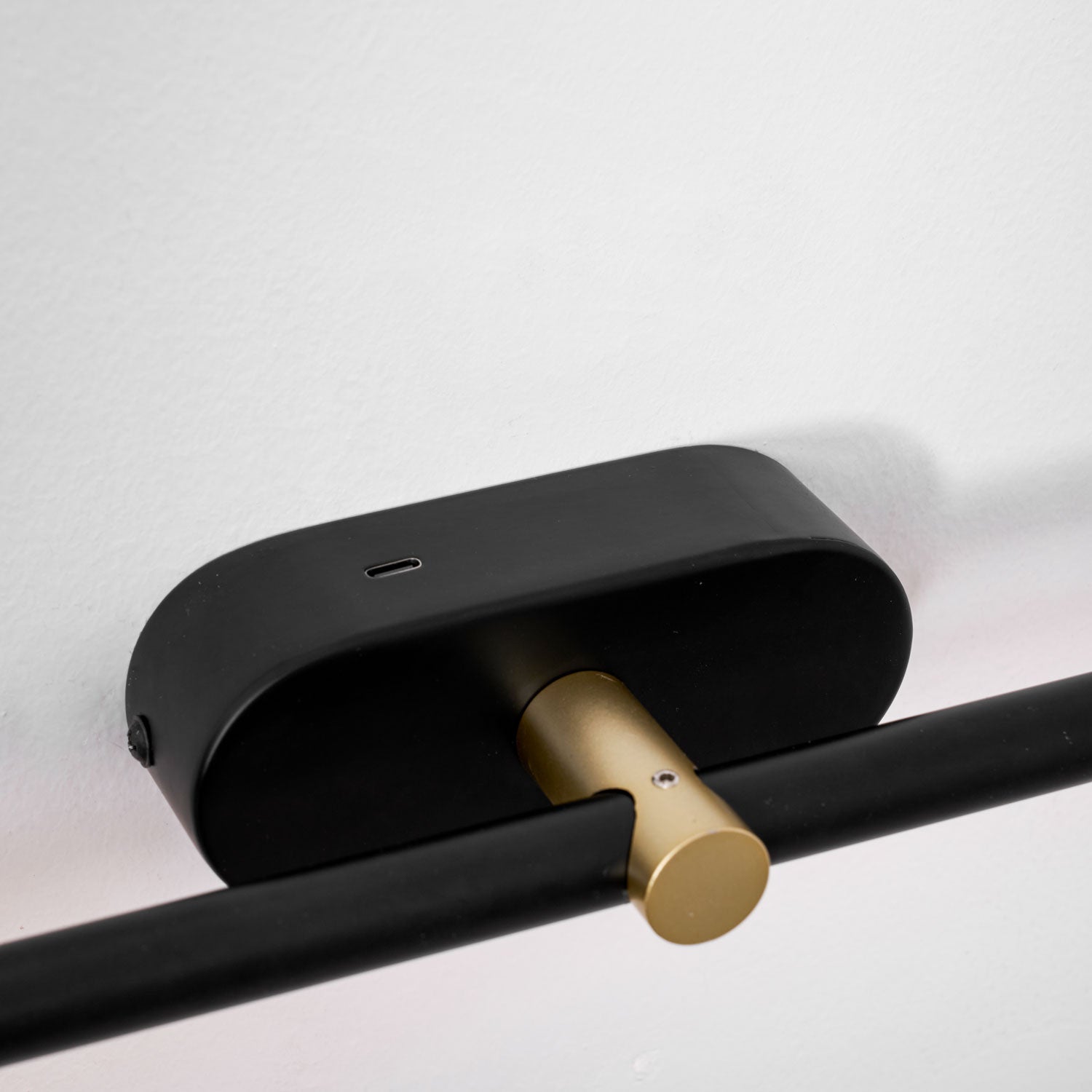 Reyton Rechargable Linear Wall Light