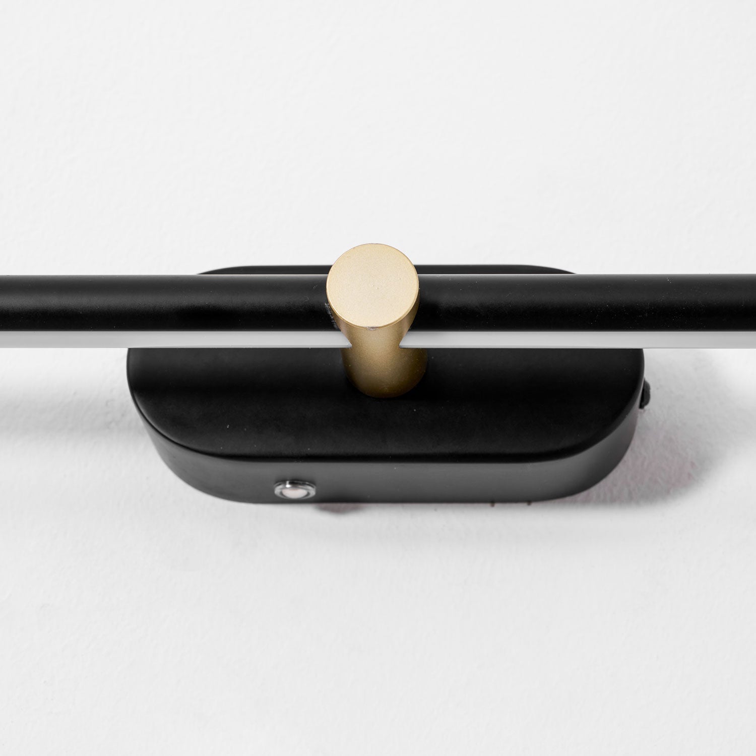 Reyton Rechargable Linear Wall Light