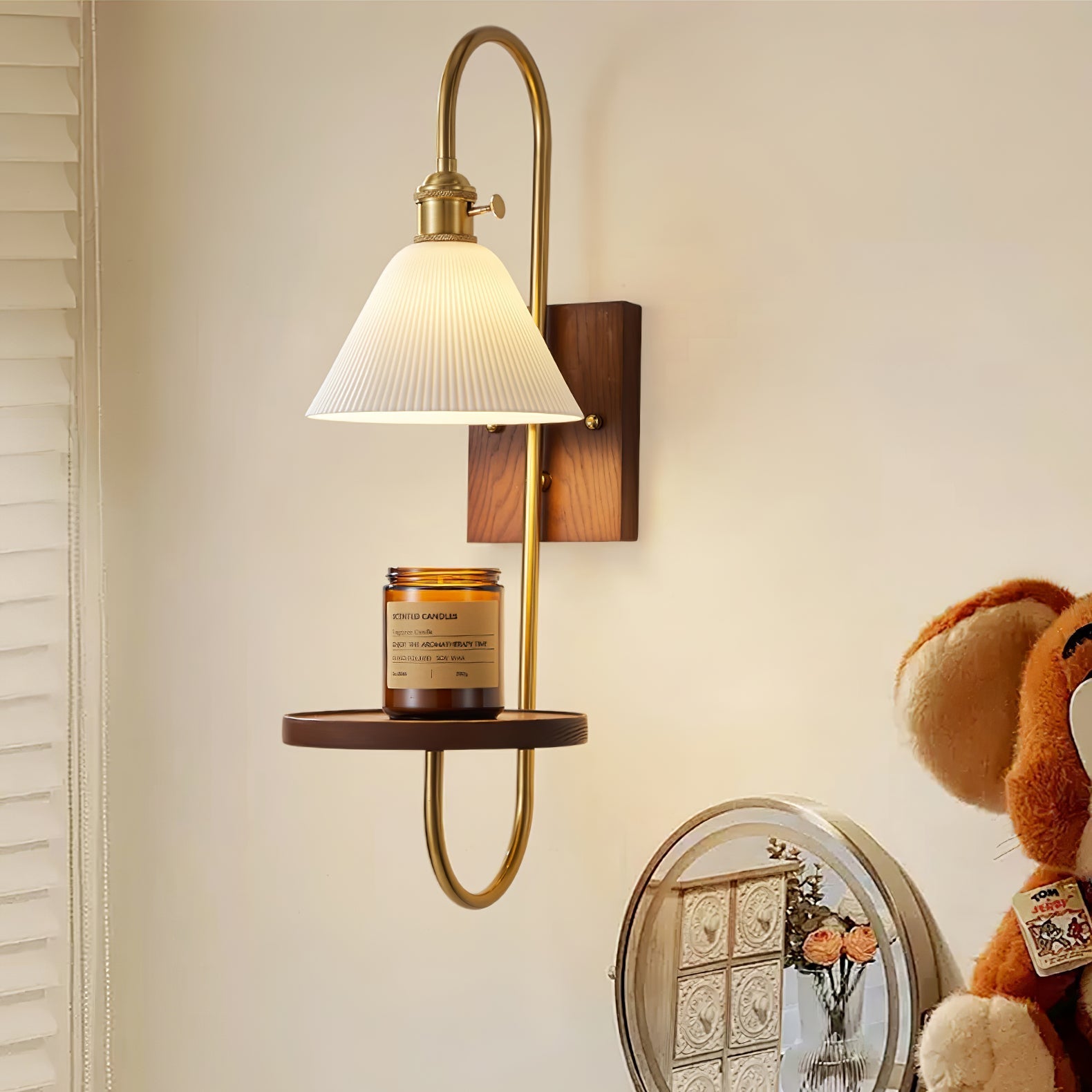 Vluro Wall Light With Shelf