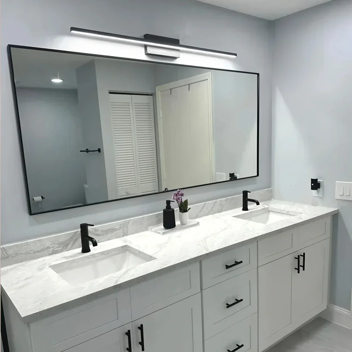 Vinaty Linear Wall Light