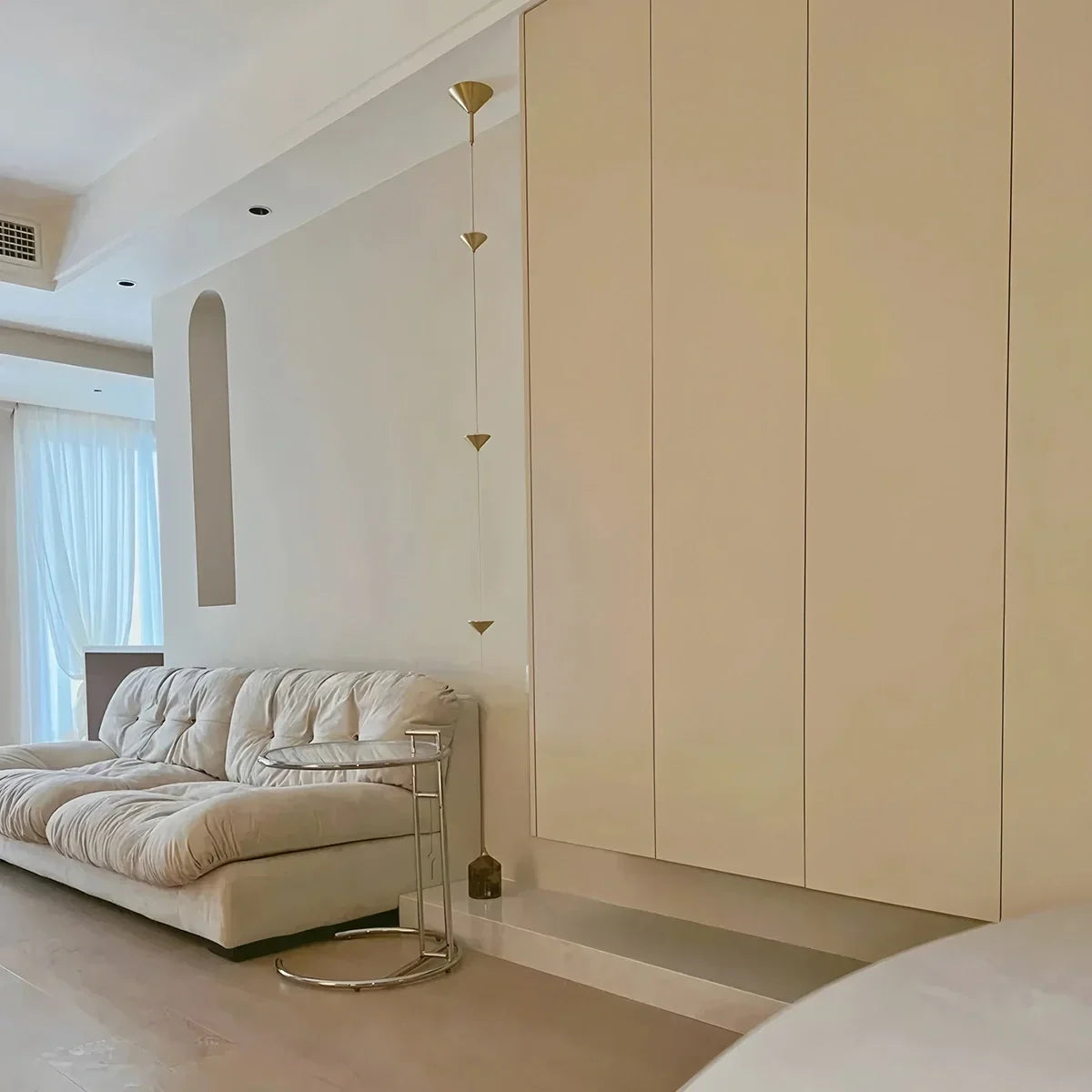 Oziller Floor to Ceiling Light