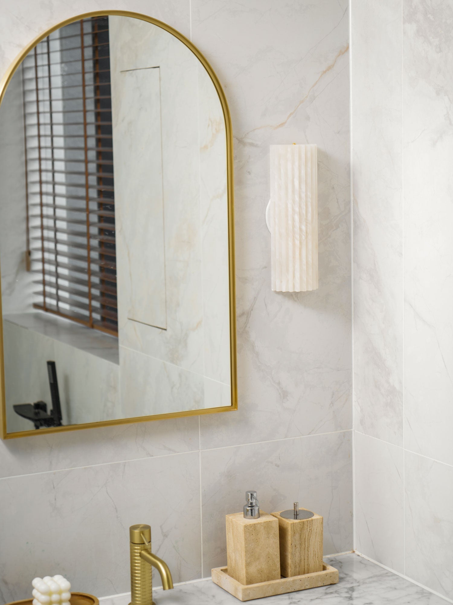 Quinon Wall Light