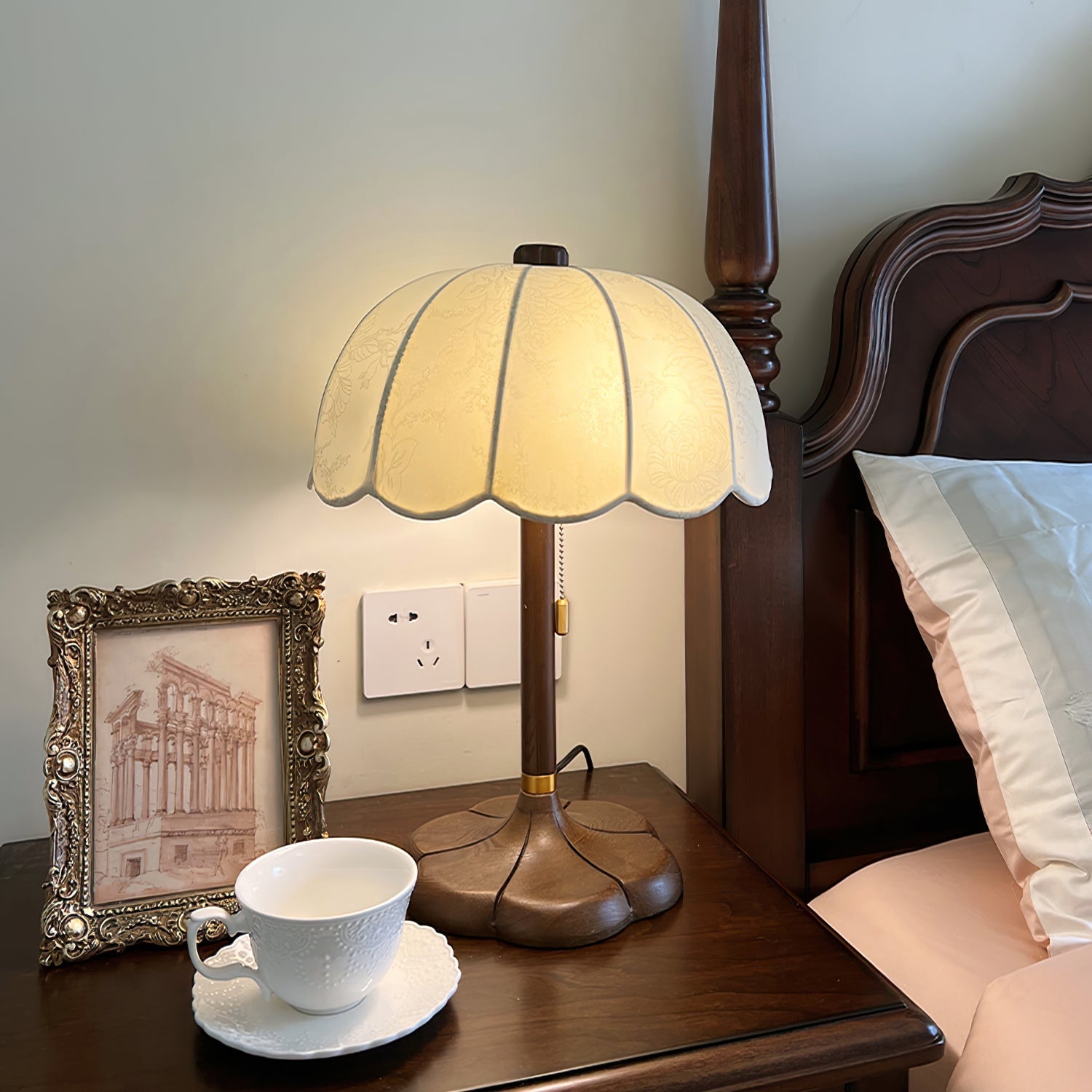 Brelzoria Table Lamp