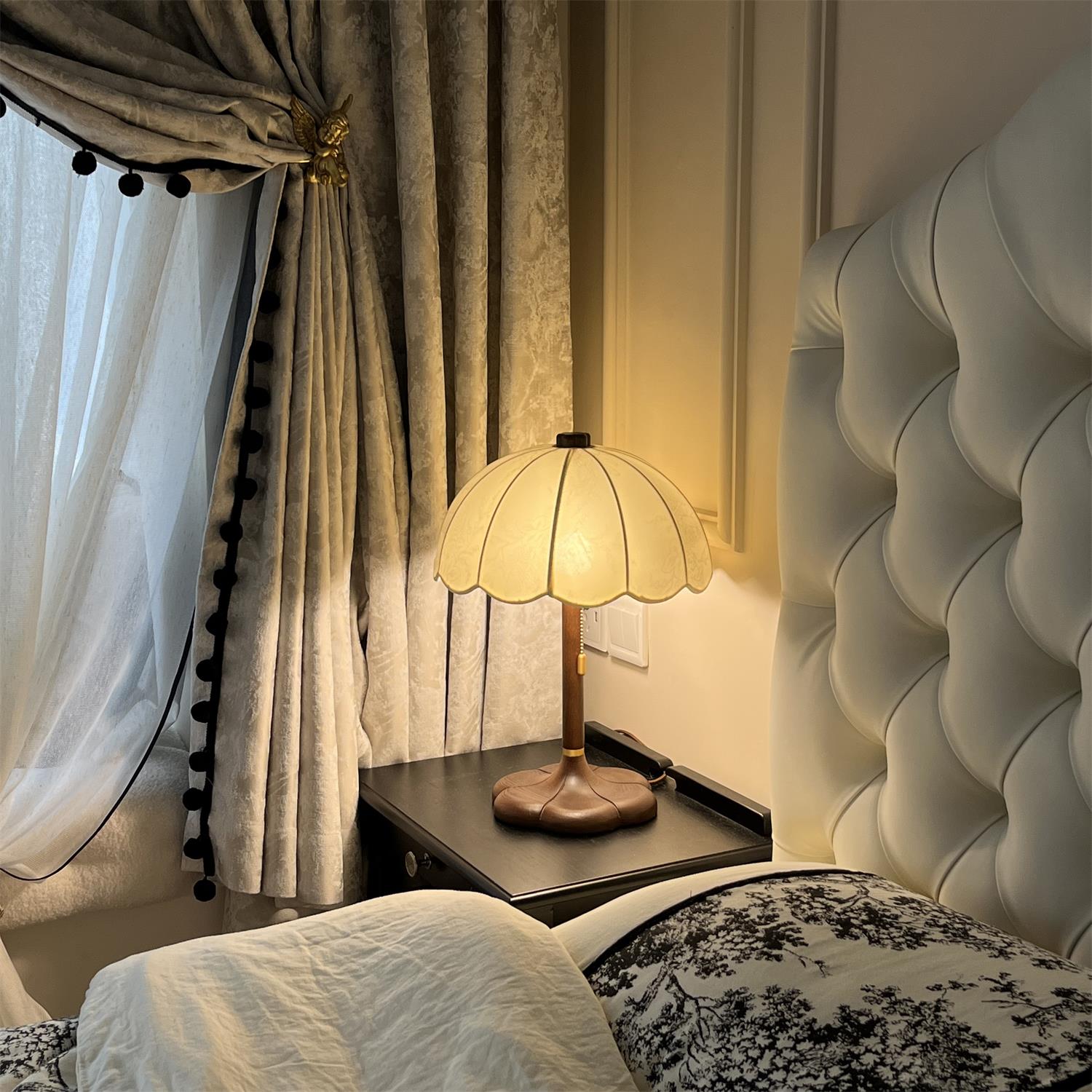 Brelzoria Table Lamp