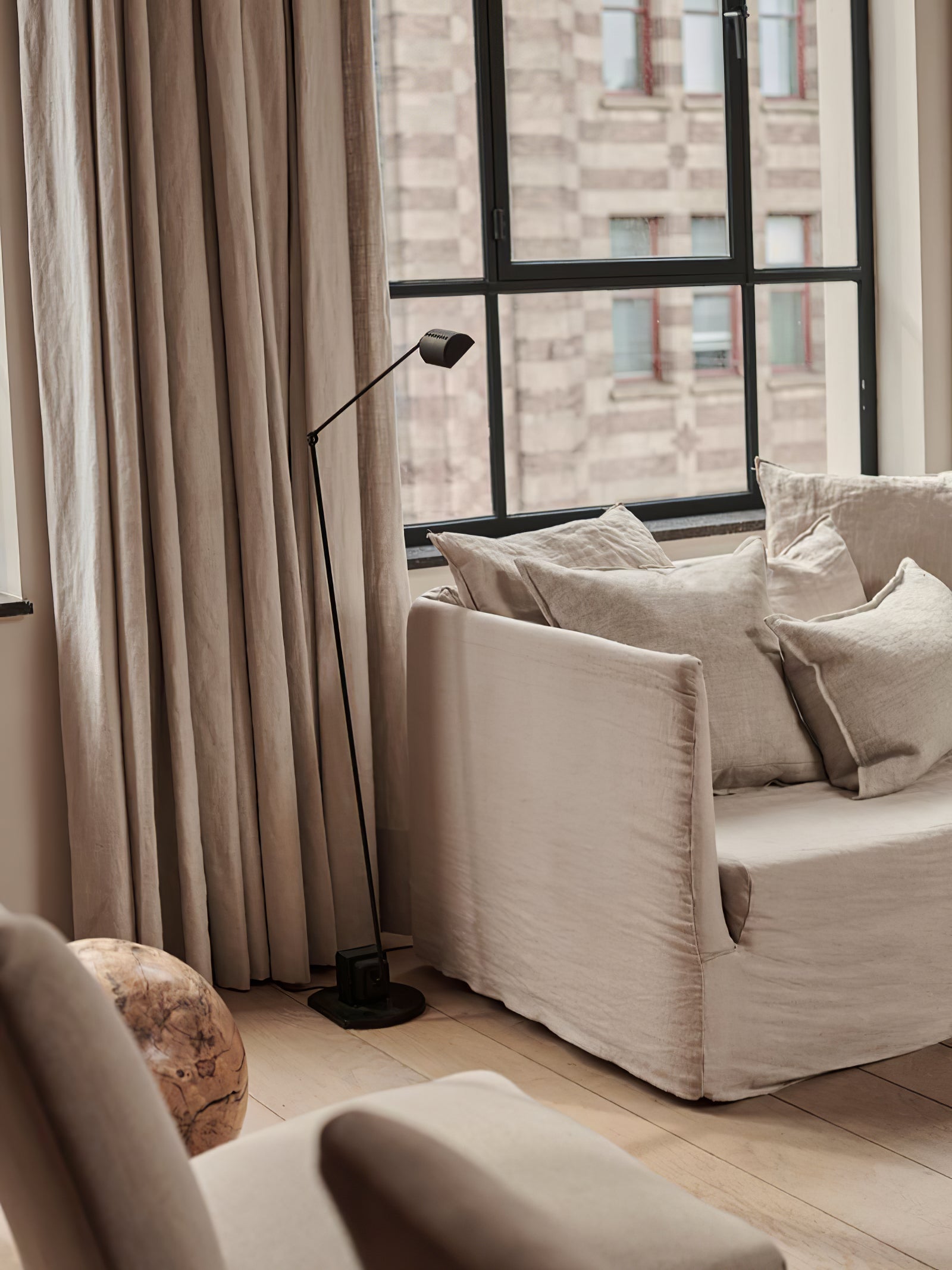 Reneyo Adjustable Floor Lamp