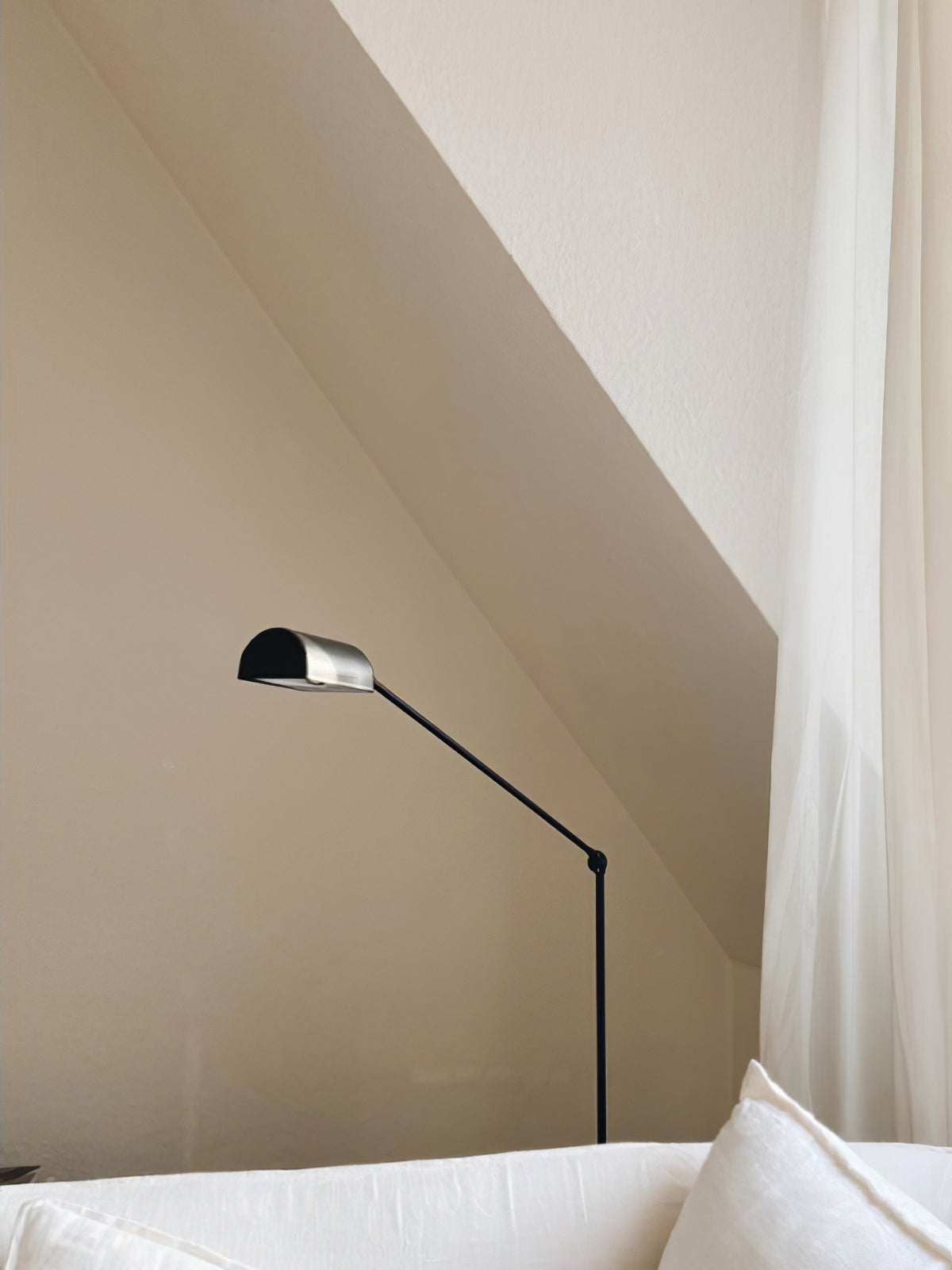 Reneyo Adjustable Floor Lamp