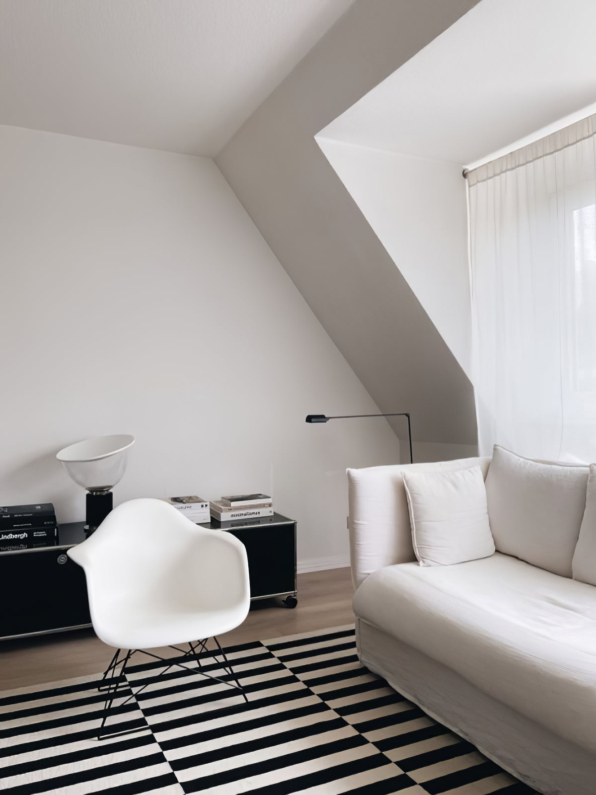 Reneyo Adjustable Floor Lamp