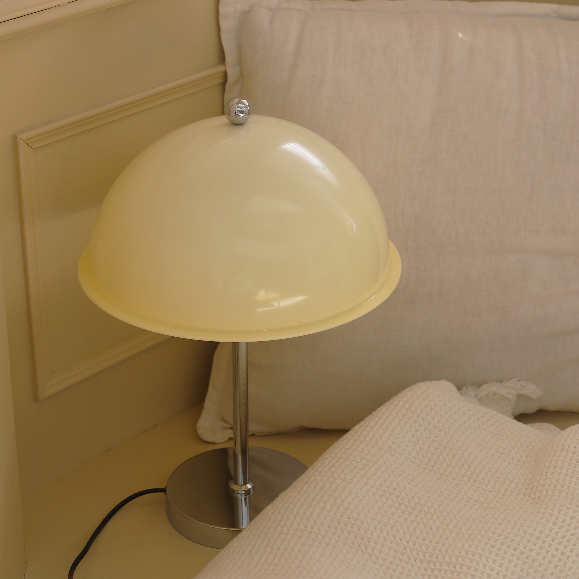 Wynnelio Table Lamp