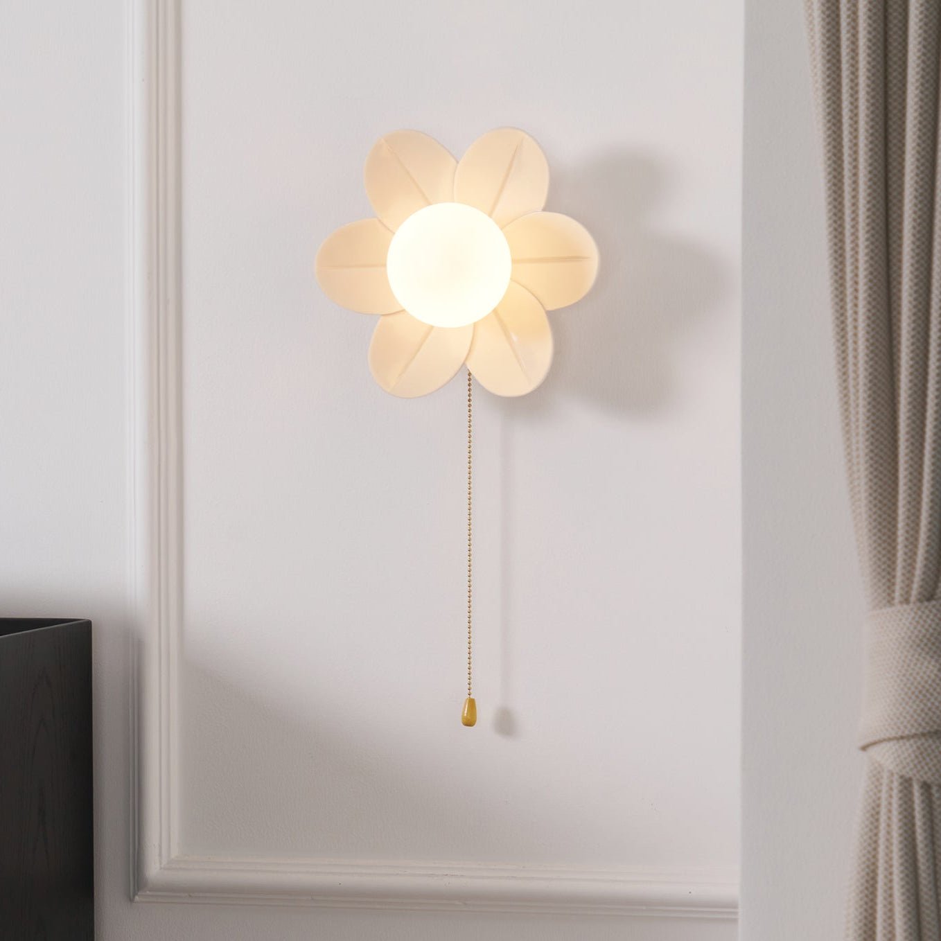 Lyn Flower-Shaped Wall Light