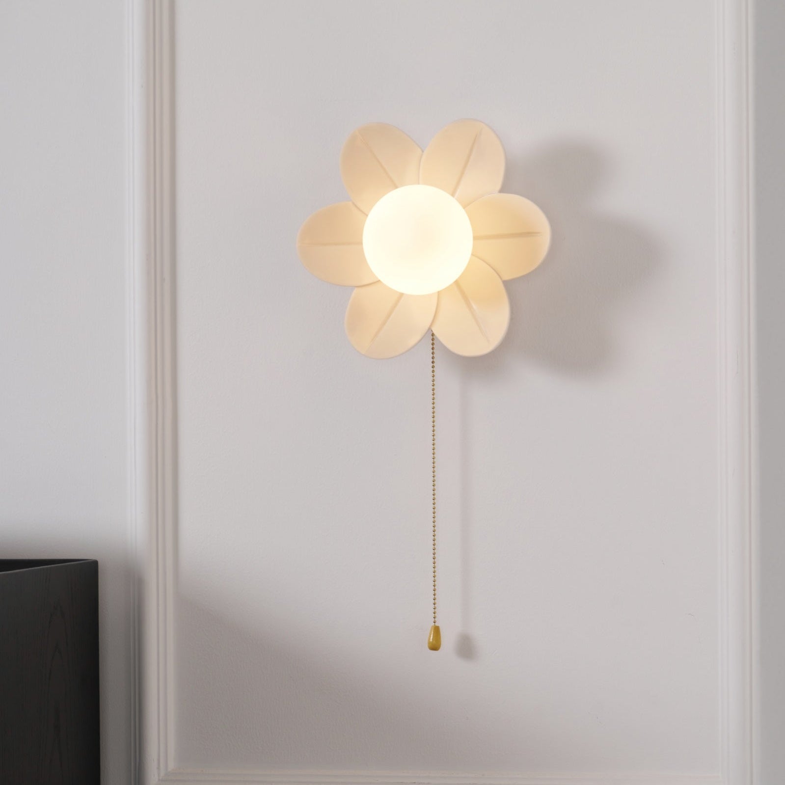 Lyn Flower-Shaped Wall Light