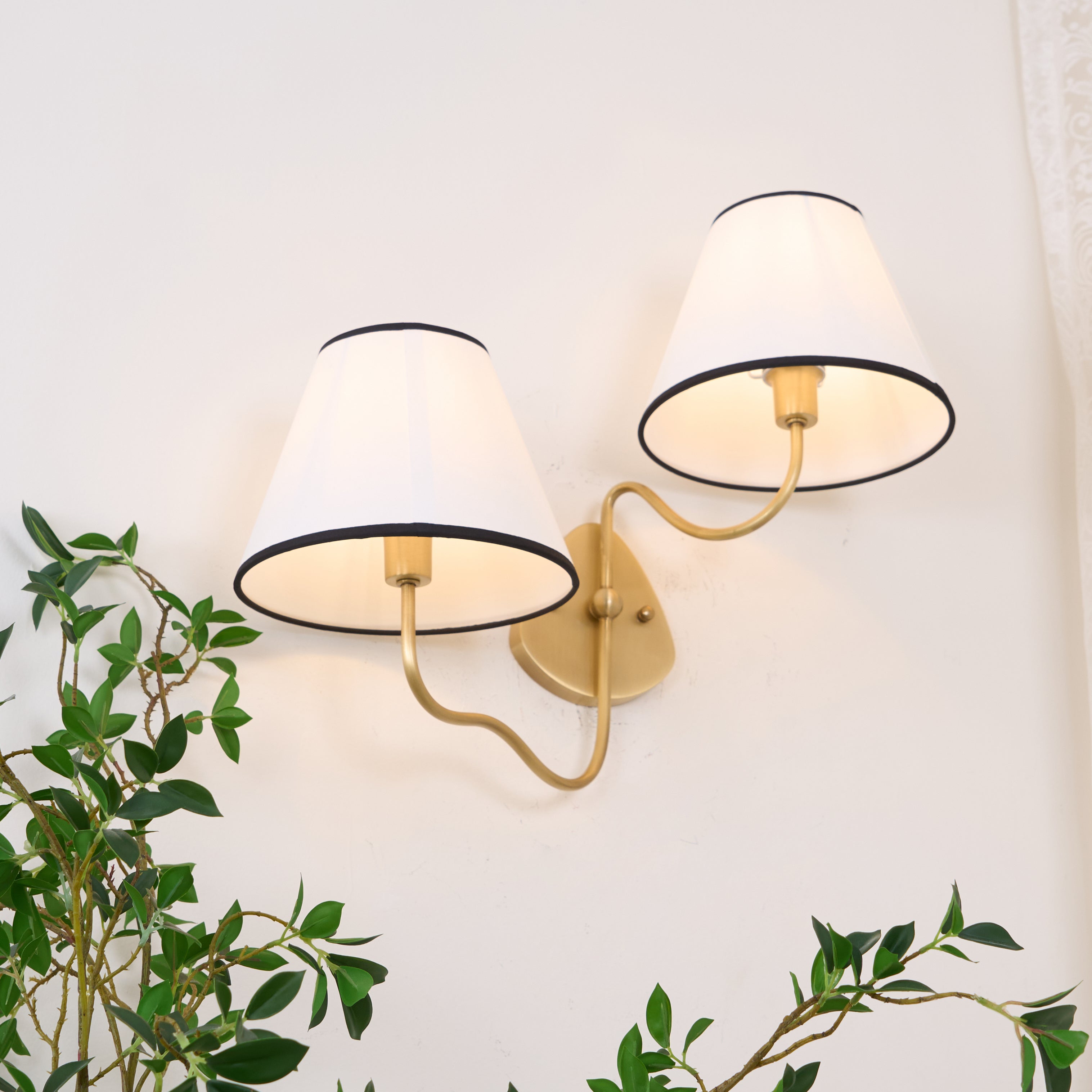 Wynnus Wall Light