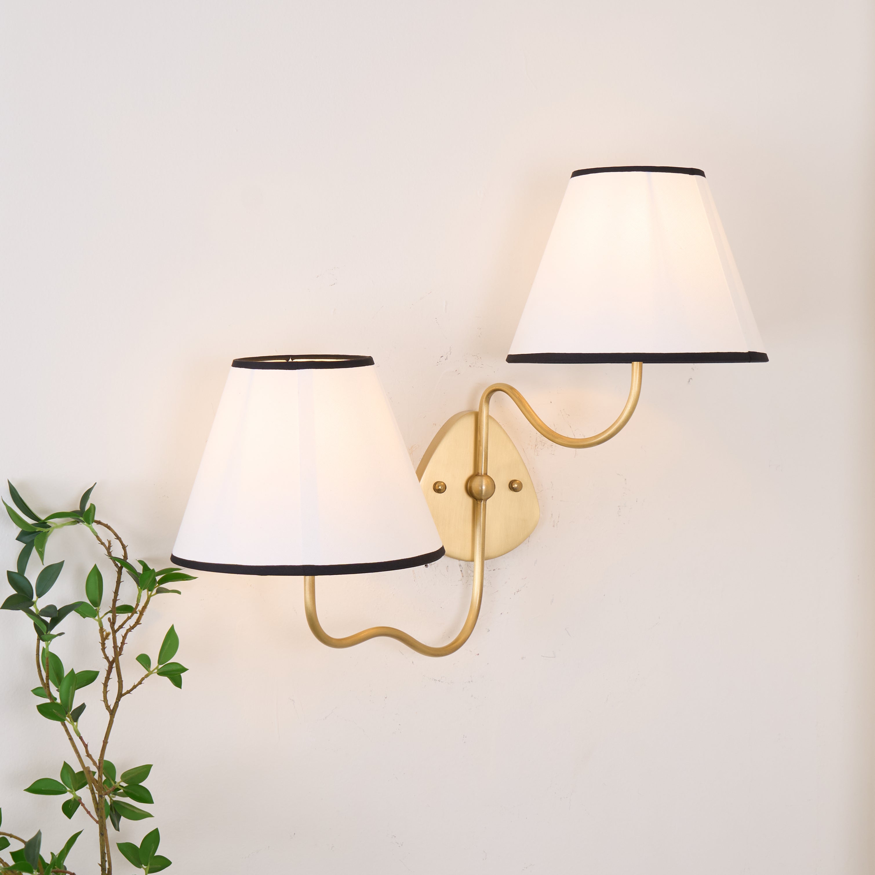 Wynnus Wall Light
