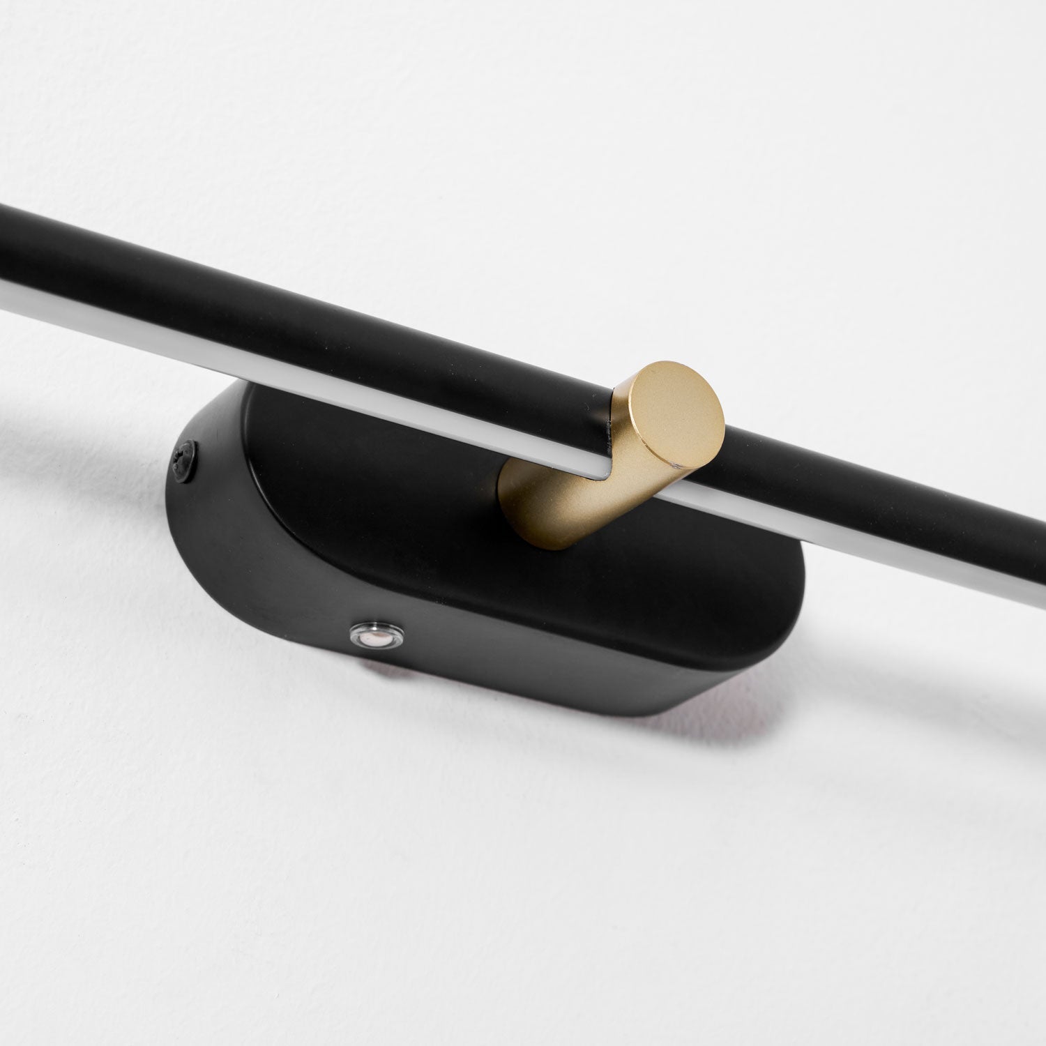 Reyton Rechargable Linear Wall Light