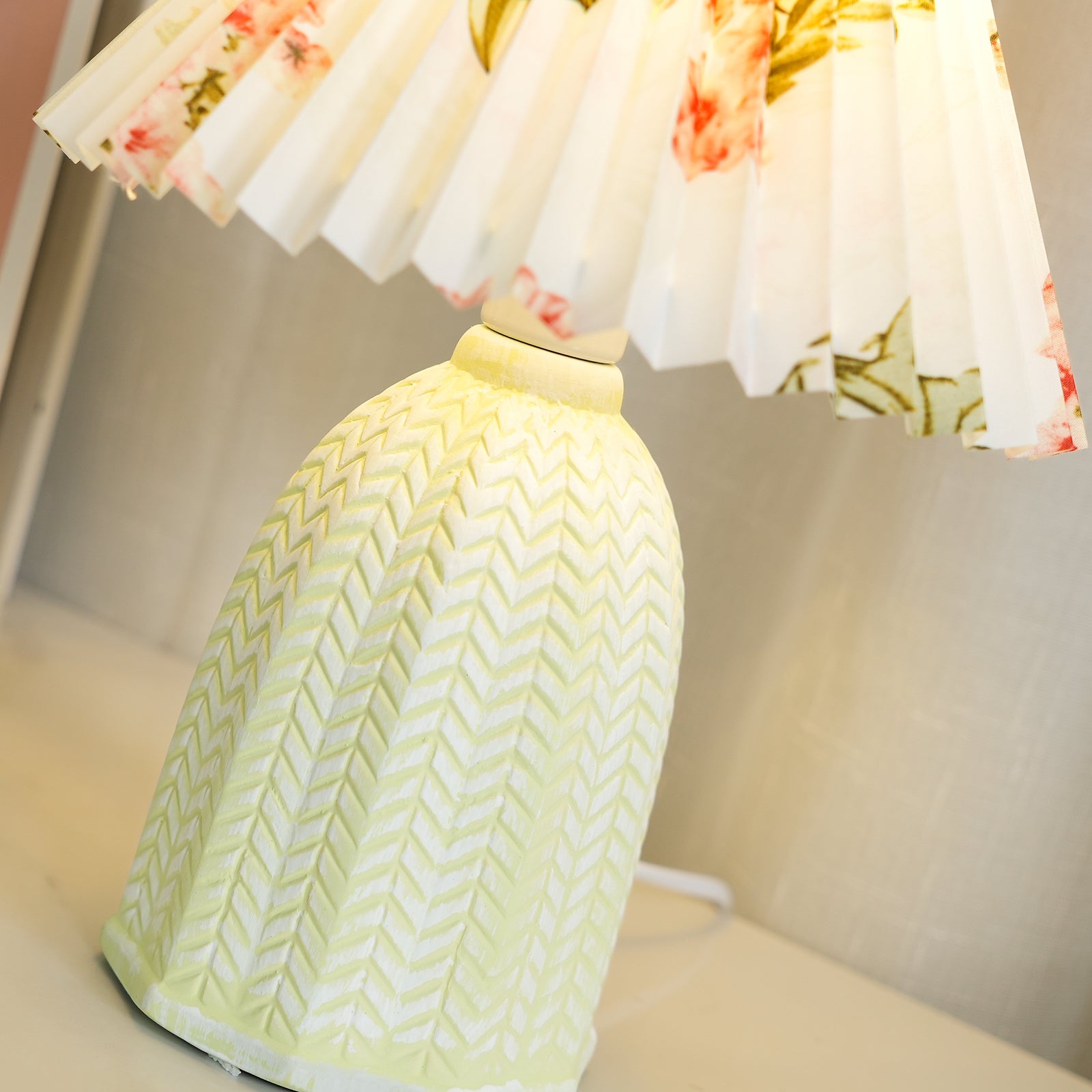 Wryzon Ceramic Table Lamp